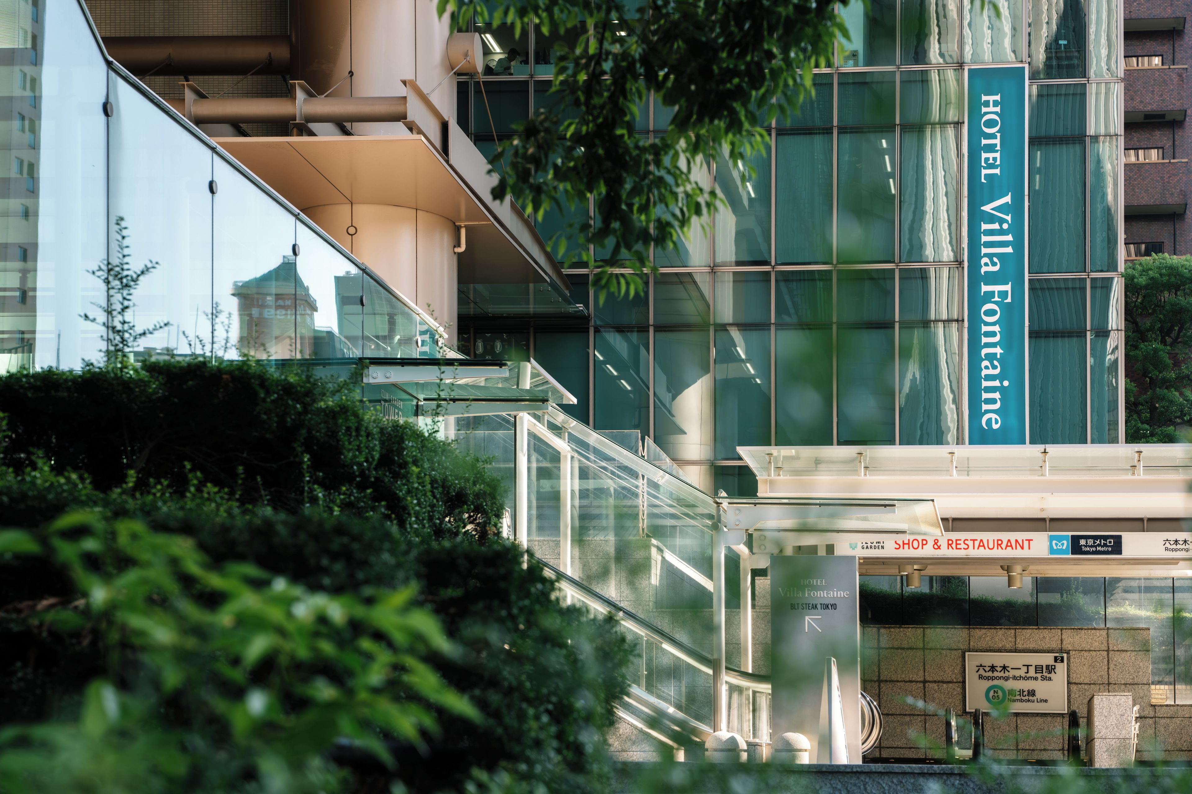 A modern building with a sign for Hotel Villa Fontaine.
