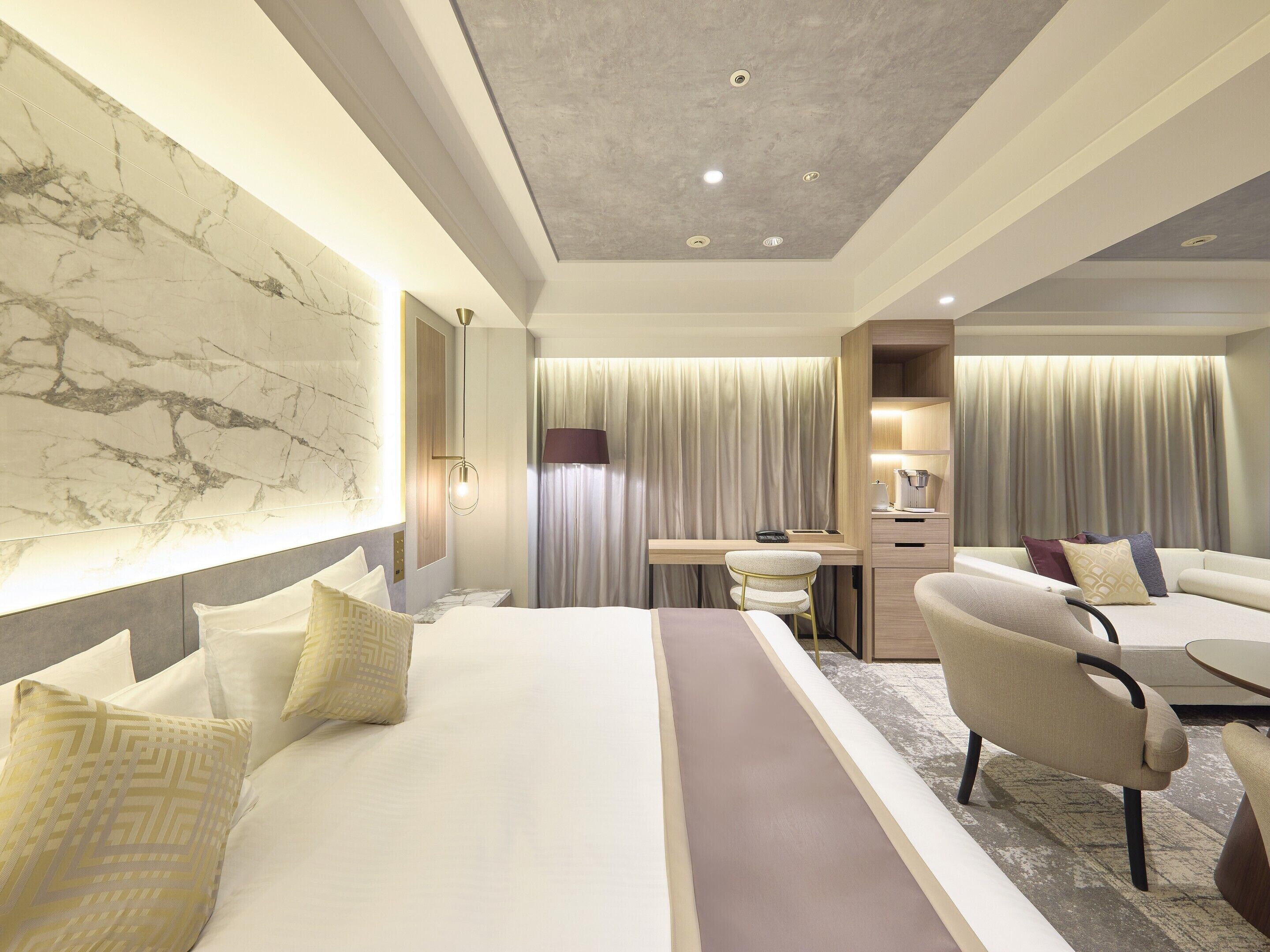 خزنة داخل الغرفة وستائر تعتيم ومكواة/لوح كي وملاءات أسرّة