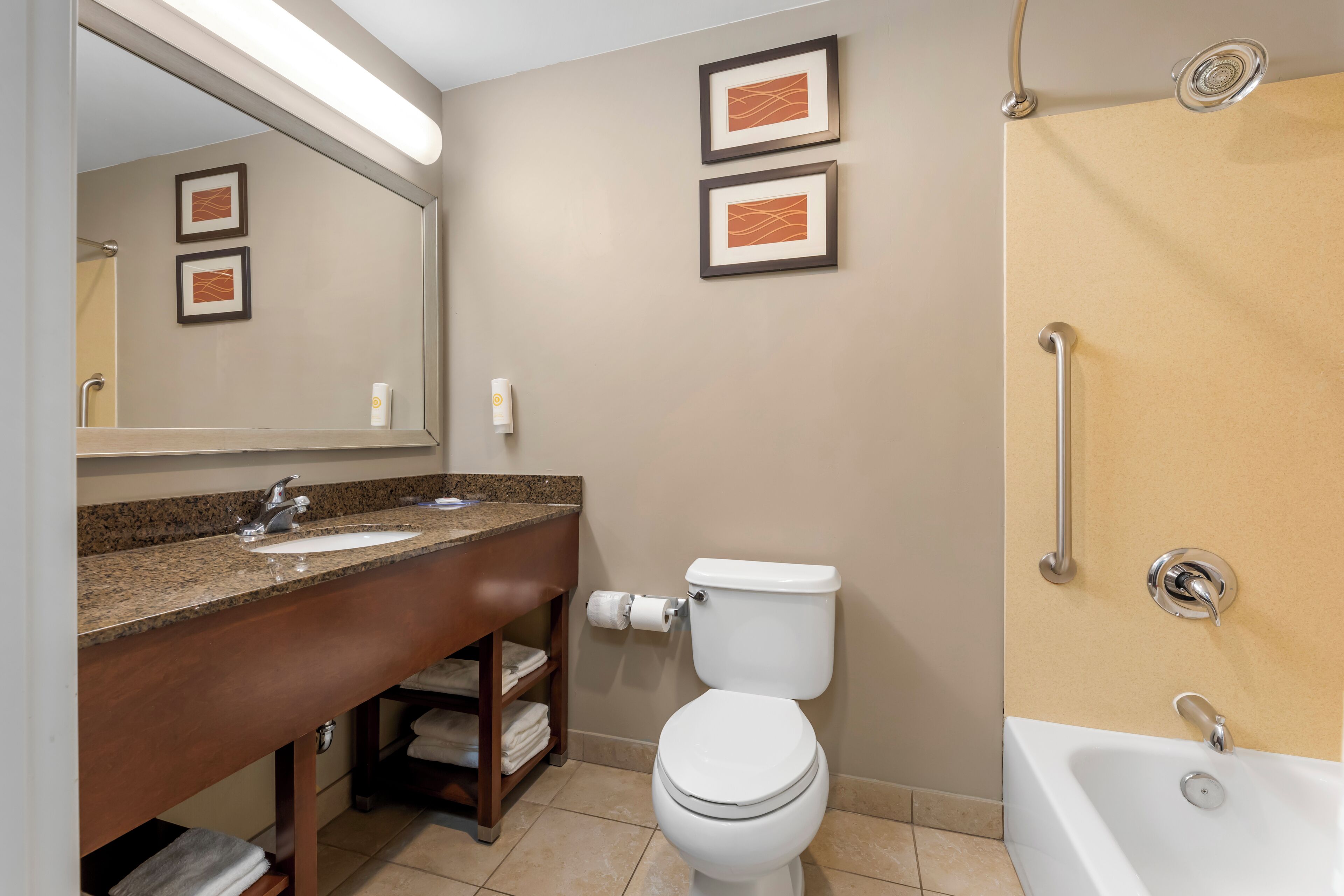 Escritorio, tabla de planchar con plancha y cunas 