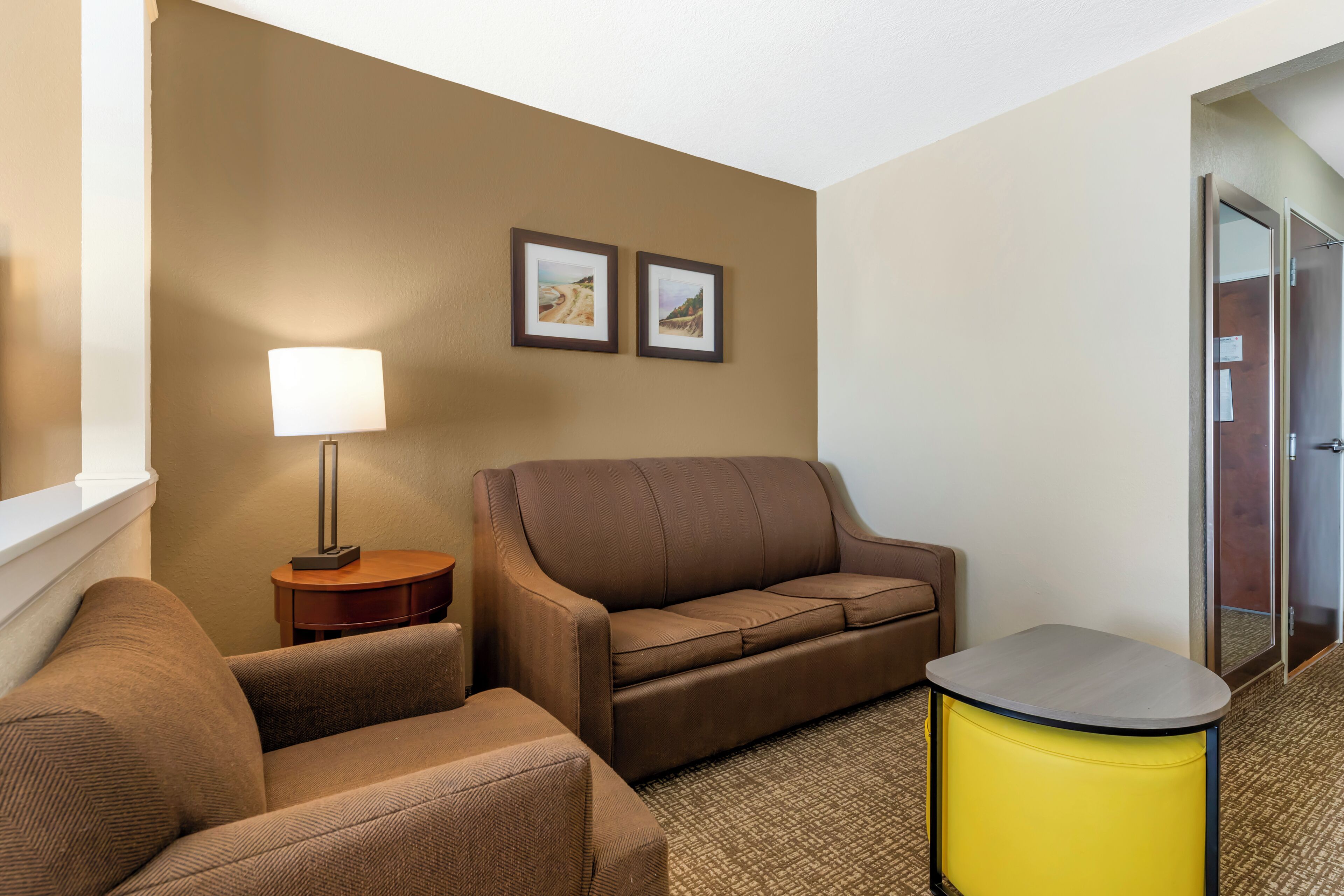 Suite, 1 kingsize-seng med sovesofa, tilgjengelighetstilpasset, ikke-røyk (Roll-In Shower) | Skrivebord, strykejern/-brett og barnesenger