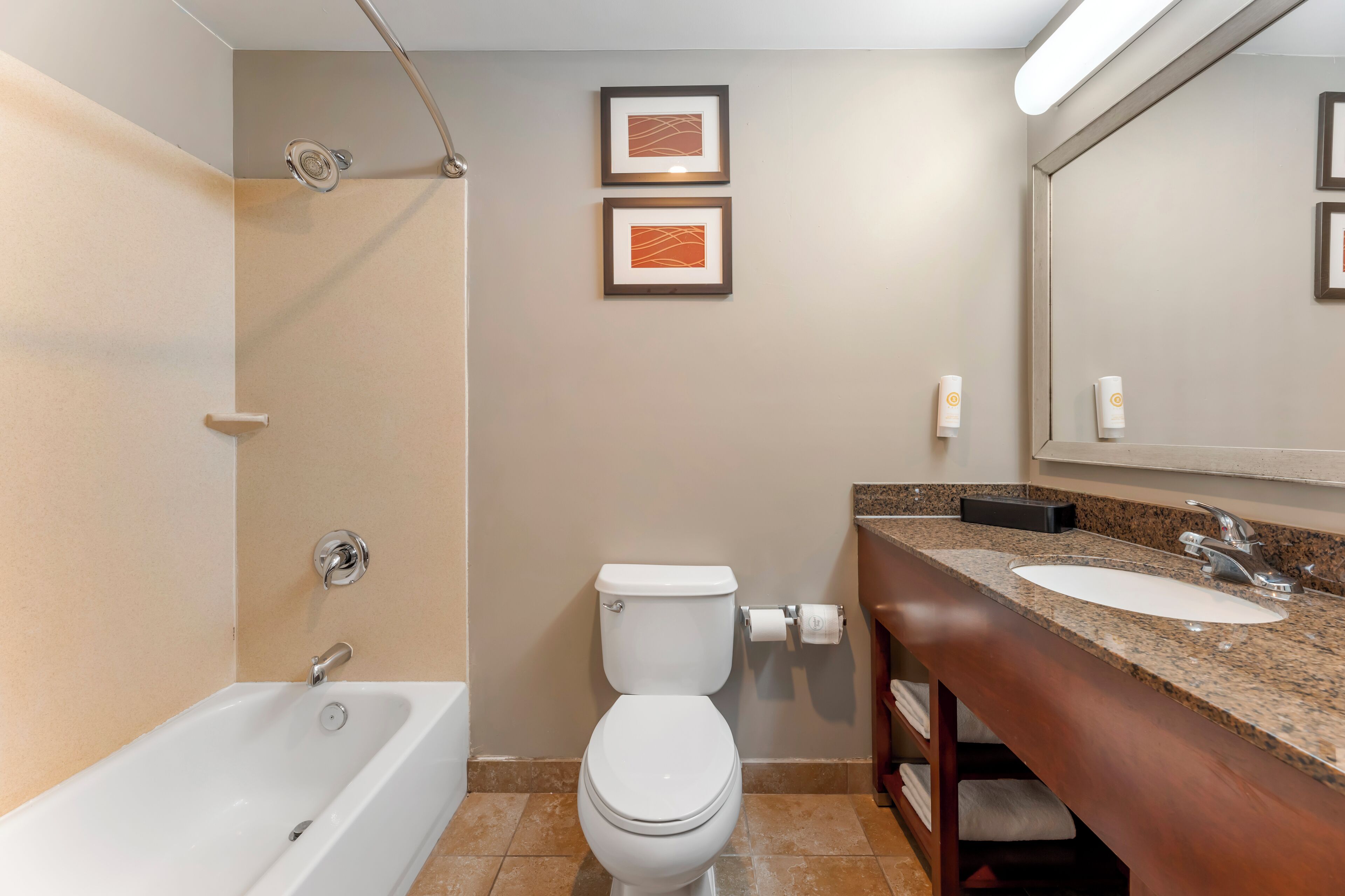 Une salle de bain avec une baignoire, des toilettes et un lavabo.