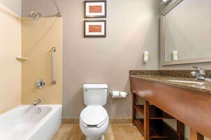 Un baño moderno con bañera, inodoro y lavamanos.