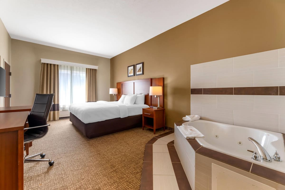 Suite, 1 Katil Raja (King), Accessible, Non Smoking (Roll-In Shower) | Meja, seterika/papan seterika, katil bayi/kot (percuma)