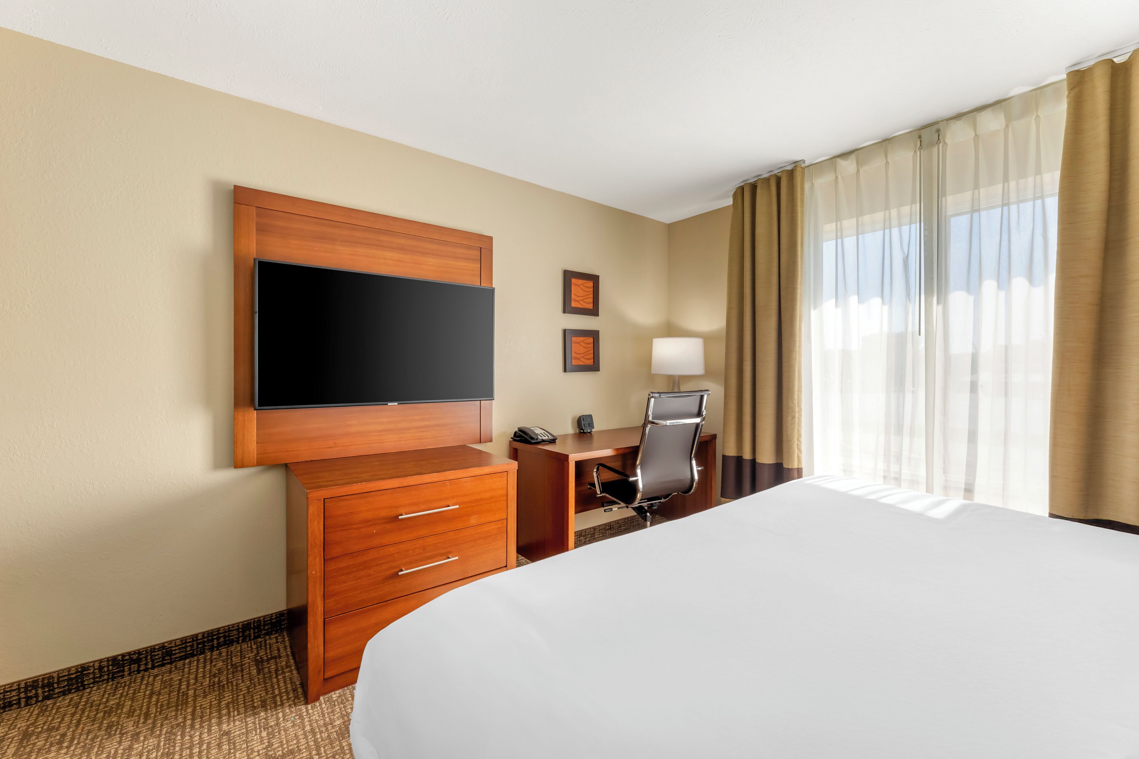 Escritorio, tabla de planchar con plancha y cunas 