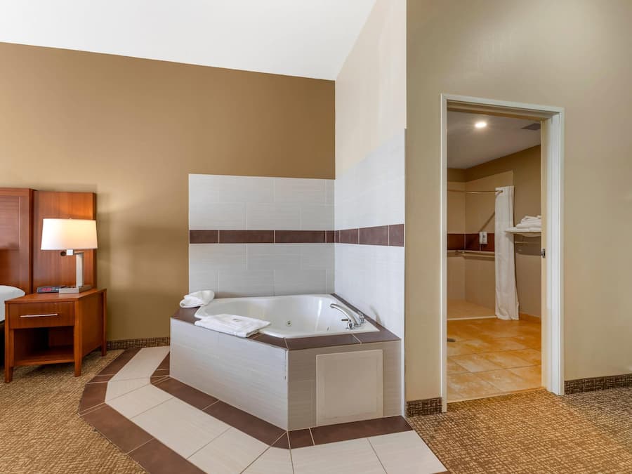 Suite, 1 kingsize bed, toegankelijk voor mindervaliden, niet-roken (Roll-In Shower) | Een bureau, een strijkplank/strijkijzer, babybedden, extra bedden