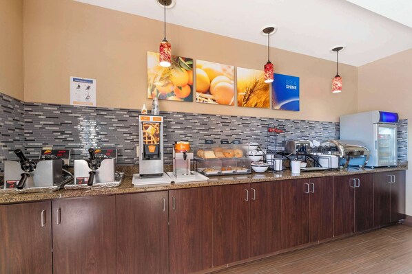 Free daily continental breakfast - Comfort Inn & Suites Porter near Indiana Dunes (Chesterton)