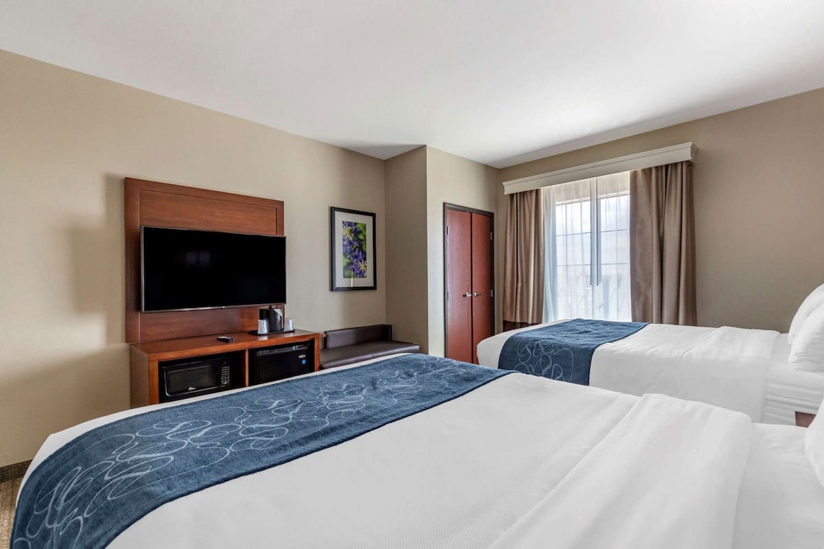 Premium bedding, desk, iron/ironing board, WiFi (free)