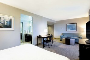 Studio, 1 kingsize bed, toegankelijk voor mindervaliden (Mobility & Hearing, Roll-in Shower) | Woonruimte | Een 32-inch lcd-televisie met kabelzenders en een televisie