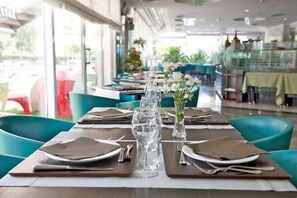 Petit déjeuner, déjeuner et dîner servis sur place, vue sur la piscine