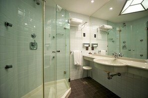 Dutxa, assecador de cabells, bidet i tovalloles 