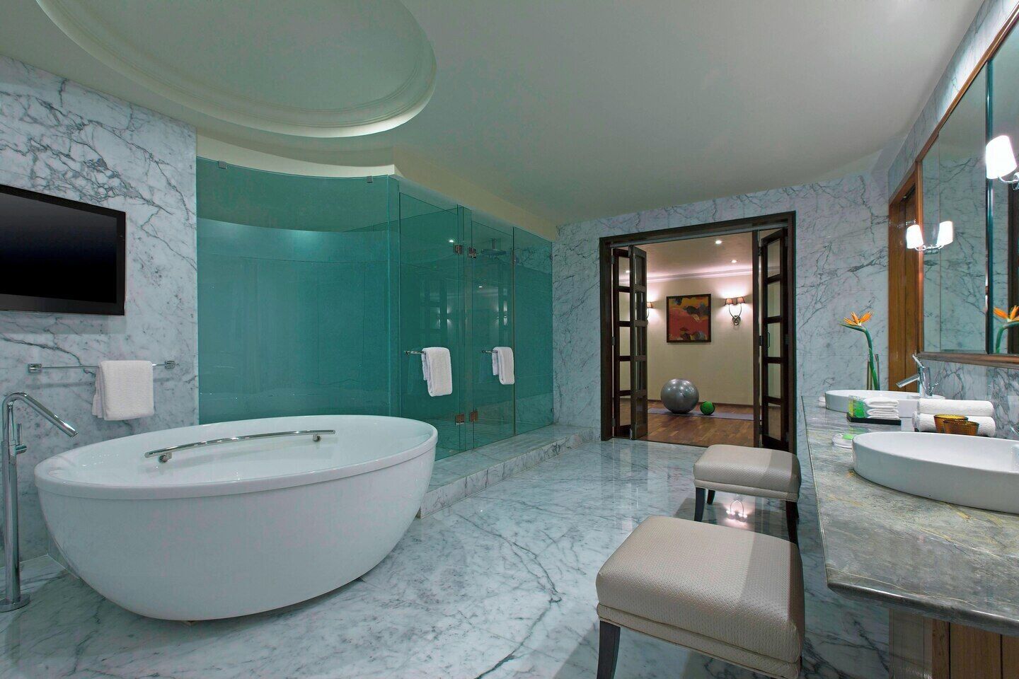 Une salle de bain moderne avec une baignoire sur pieds, un meuble-lavabo avec un miroir et un espace douche.