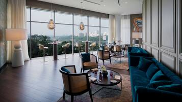 4 restaurants, breakfast, lunch, dinner served; Asian cuisine