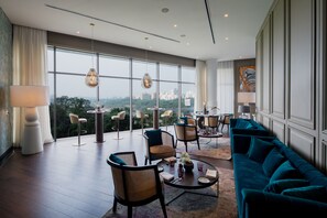 4 restauranter, frokost, lunsj og middag serveres, asiatiske retter