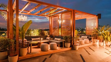2 Bars/Lounges