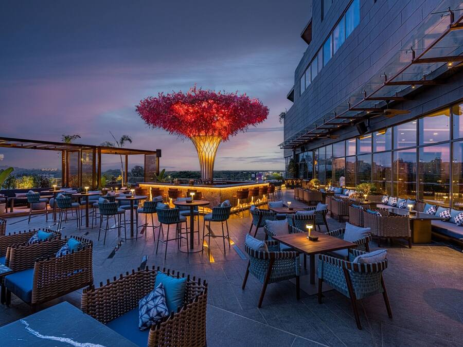 4 restaurants, breakfast, lunch, dinner served; Asian cuisine