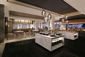 4 restaurantes, se sirven desayunos, comidas, cenas y cocina asiática