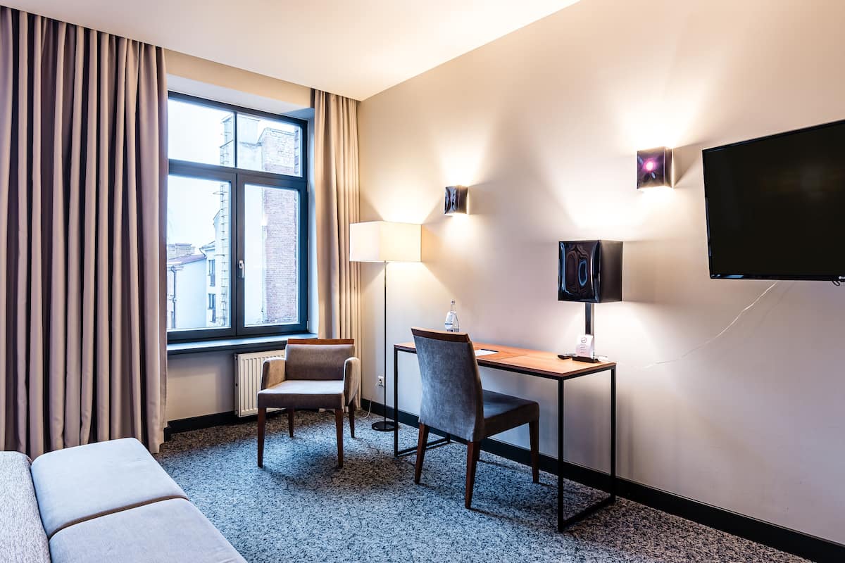 standard double room | 1 bedroom, pillow-top beds, minibar, in-room safe