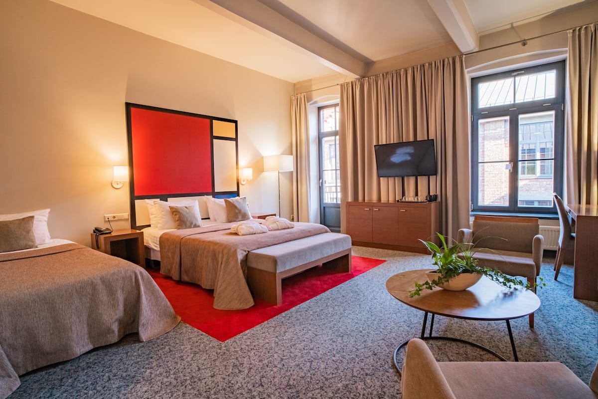 junior suite, 1 queen bed | 1 bedroom, pillow-top beds, minibar, in-room safe