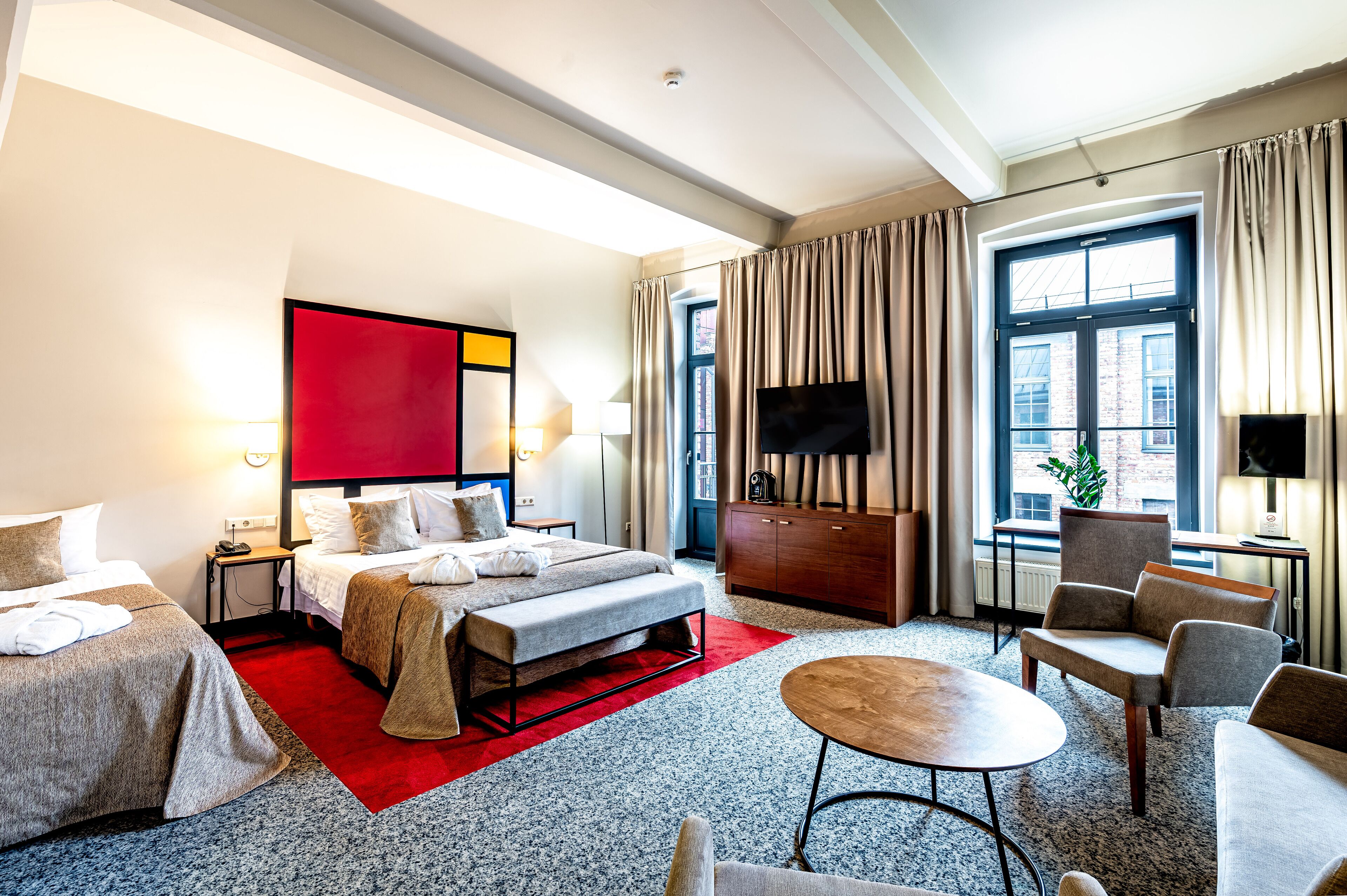 junior suite, 1 queen bed | 1 bedroom, pillow-top beds, minibar, in-room safe