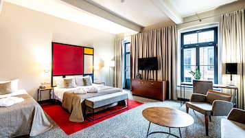 Junior-sviitti, 1 keskisuuri parisänky | Pillowtop-patjalliset sängyt, minibaari, tallelokero huoneessa, työpöytä