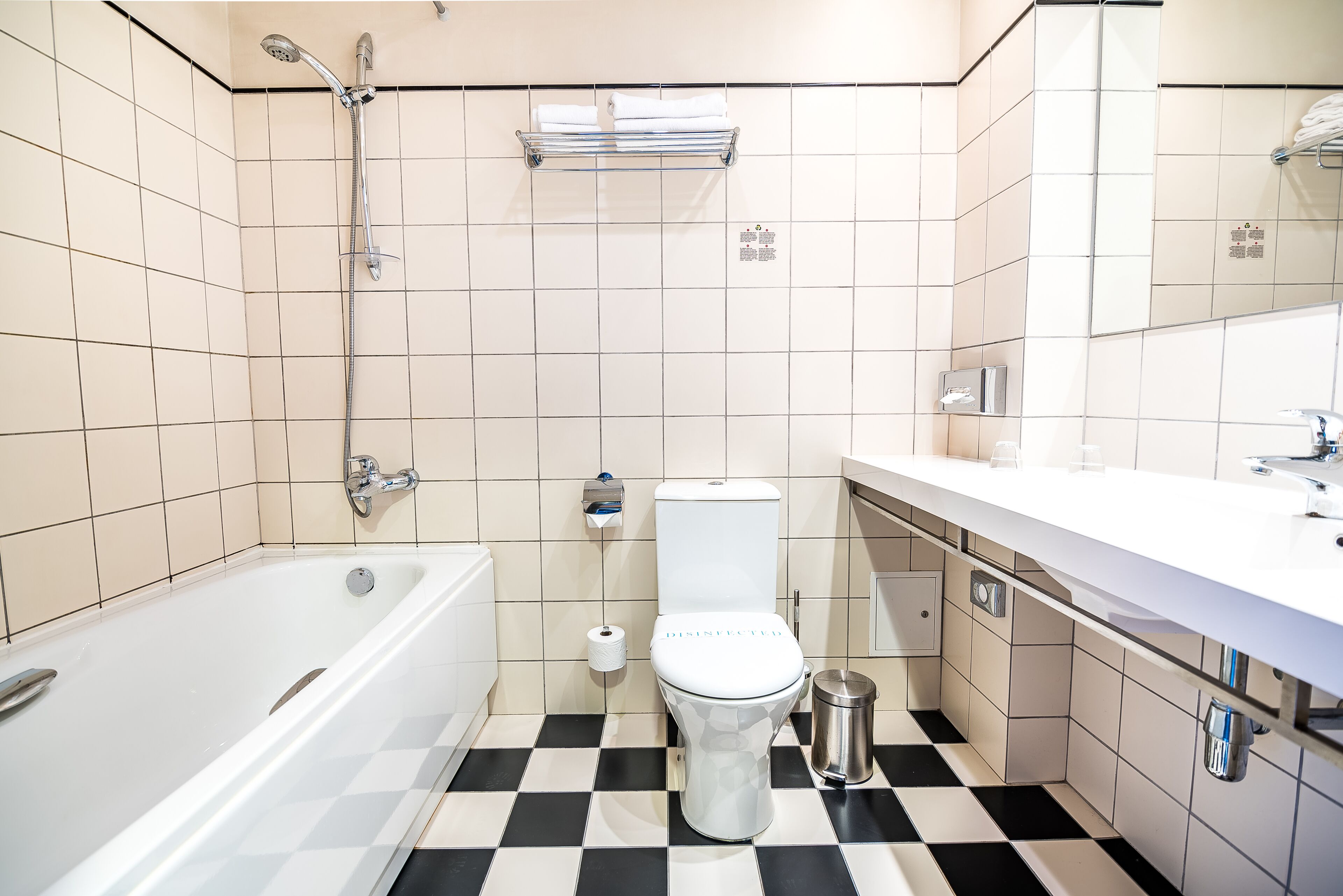 Un baño con bañera, inodoro y lavamanos.