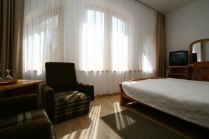 Coffres-forts dans les chambres, bureau, fer et planche à repasser