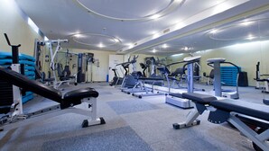 A gym with various exercise equipment, including treadmills and weight machines. - Tornácos Panzió (HEGYKÖ)