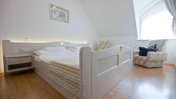 Kahden hengen huone | Tallelokero huoneessa, työpöytä, silitysrauta/-lauta, lisävuoteet