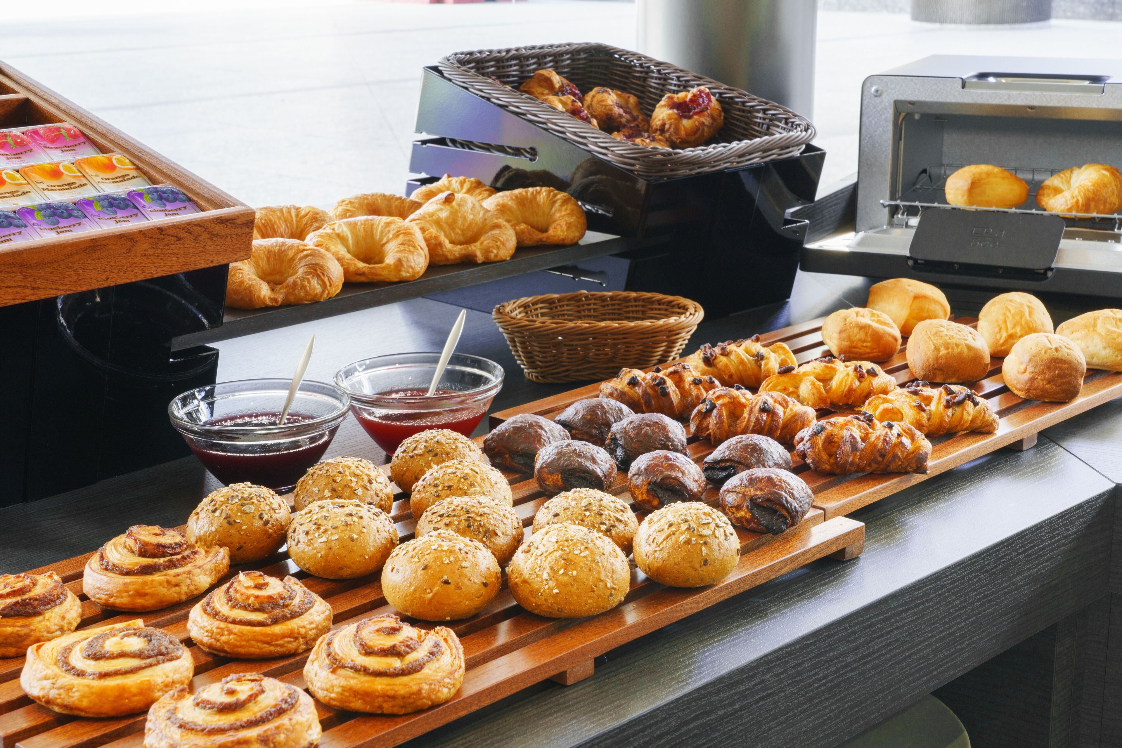 Daily buffet breakfast (JPY 2500 per person)