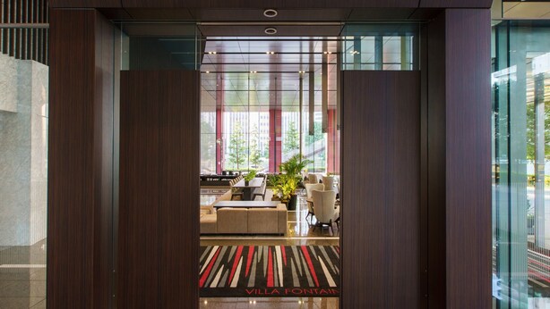 The entrance to Hotel Villa Fontaine with a modern design, featuring a reception area with seating and a view of the cityscape. - Hotel Villa Fontaine Grand Tokyo - Tamachi (Tokyo)