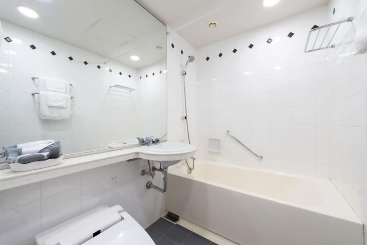 Baño | Artículos de higiene personal gratuitos, secador de pelo y zapatillas