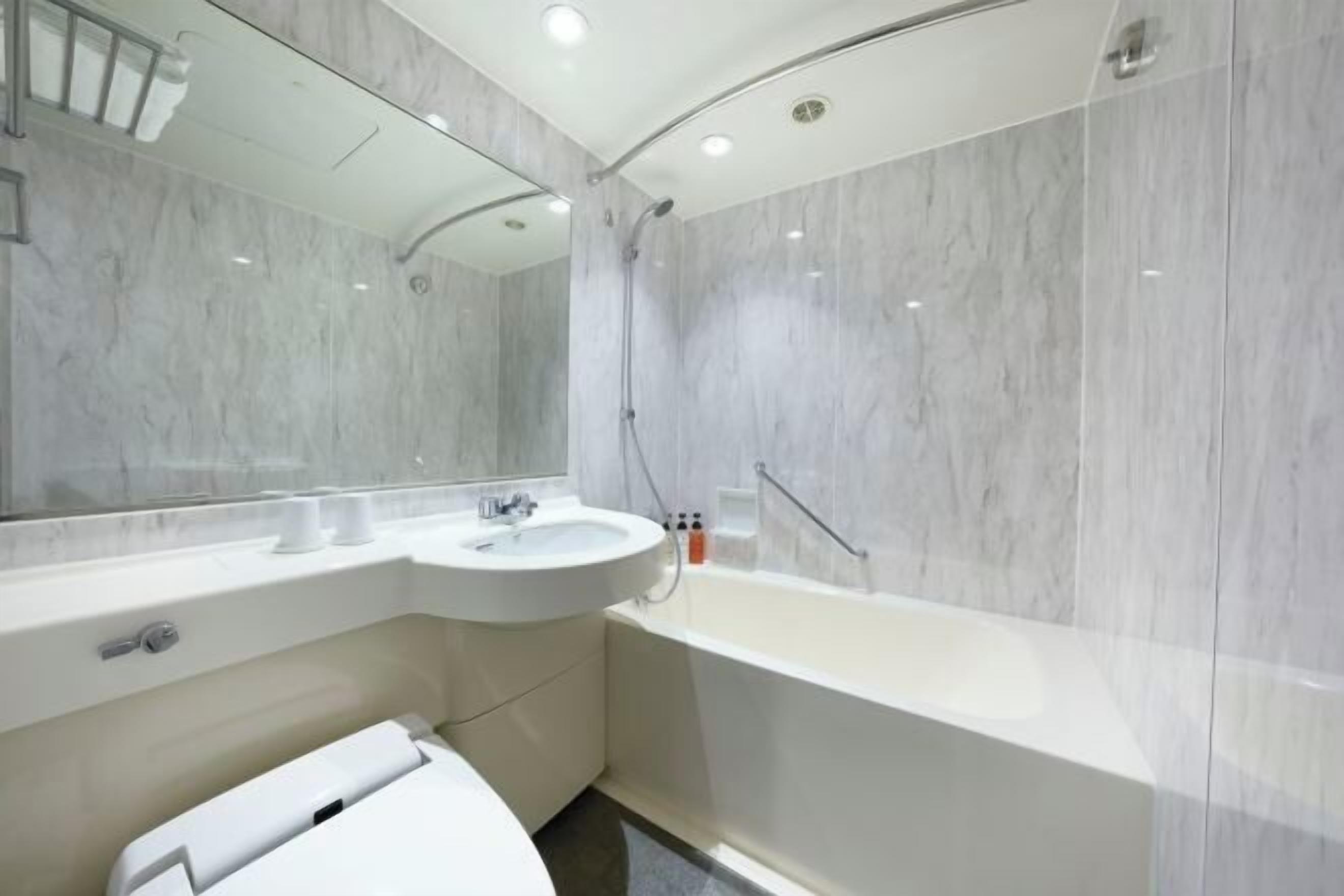 Bathroom | Combined shower/tub, deep soaking tub, free toiletries, hair dryer