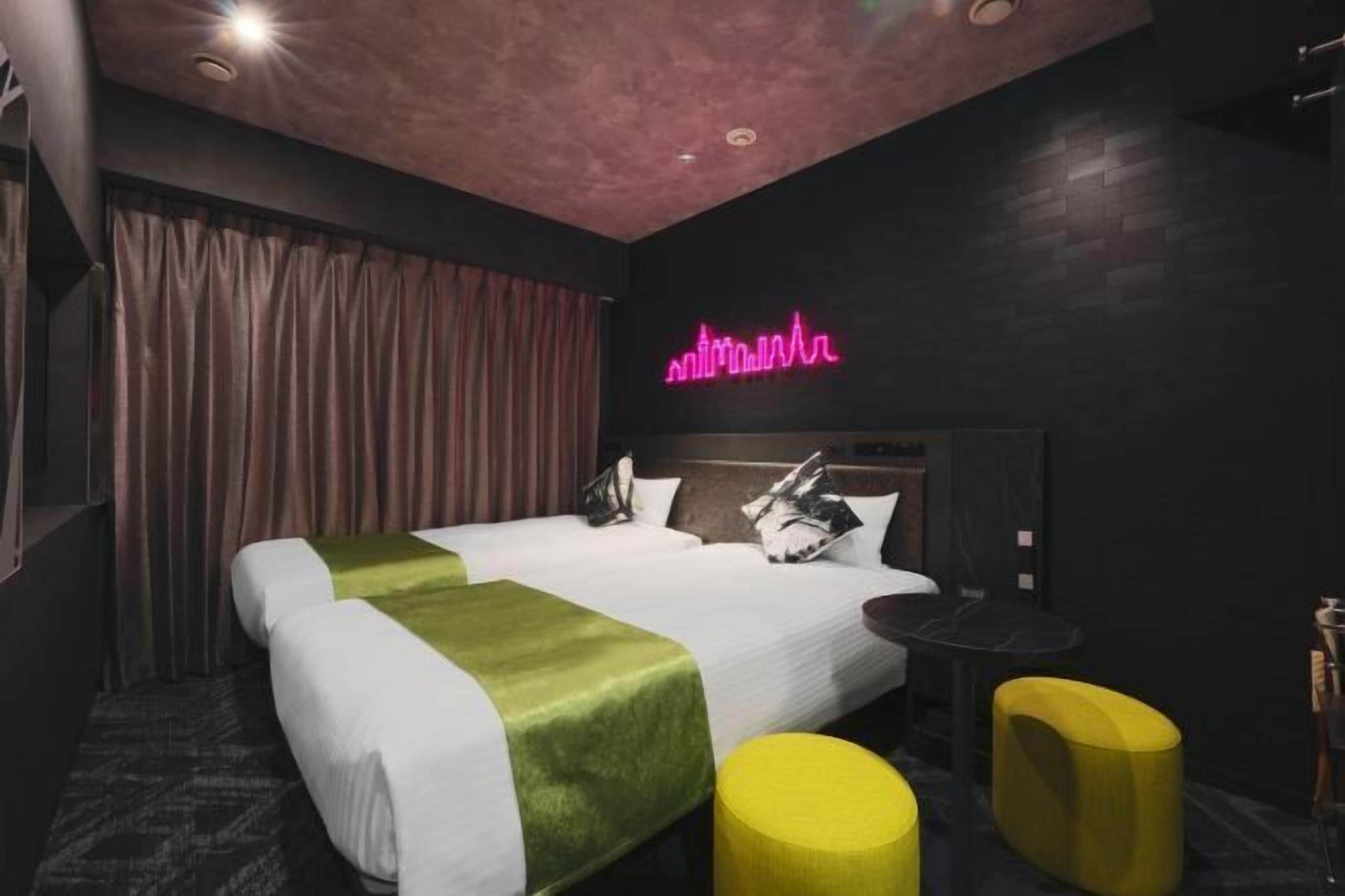 Pimennysverhot, silitysrauta/-lauta, ilmainen kiinteä internetyhteys