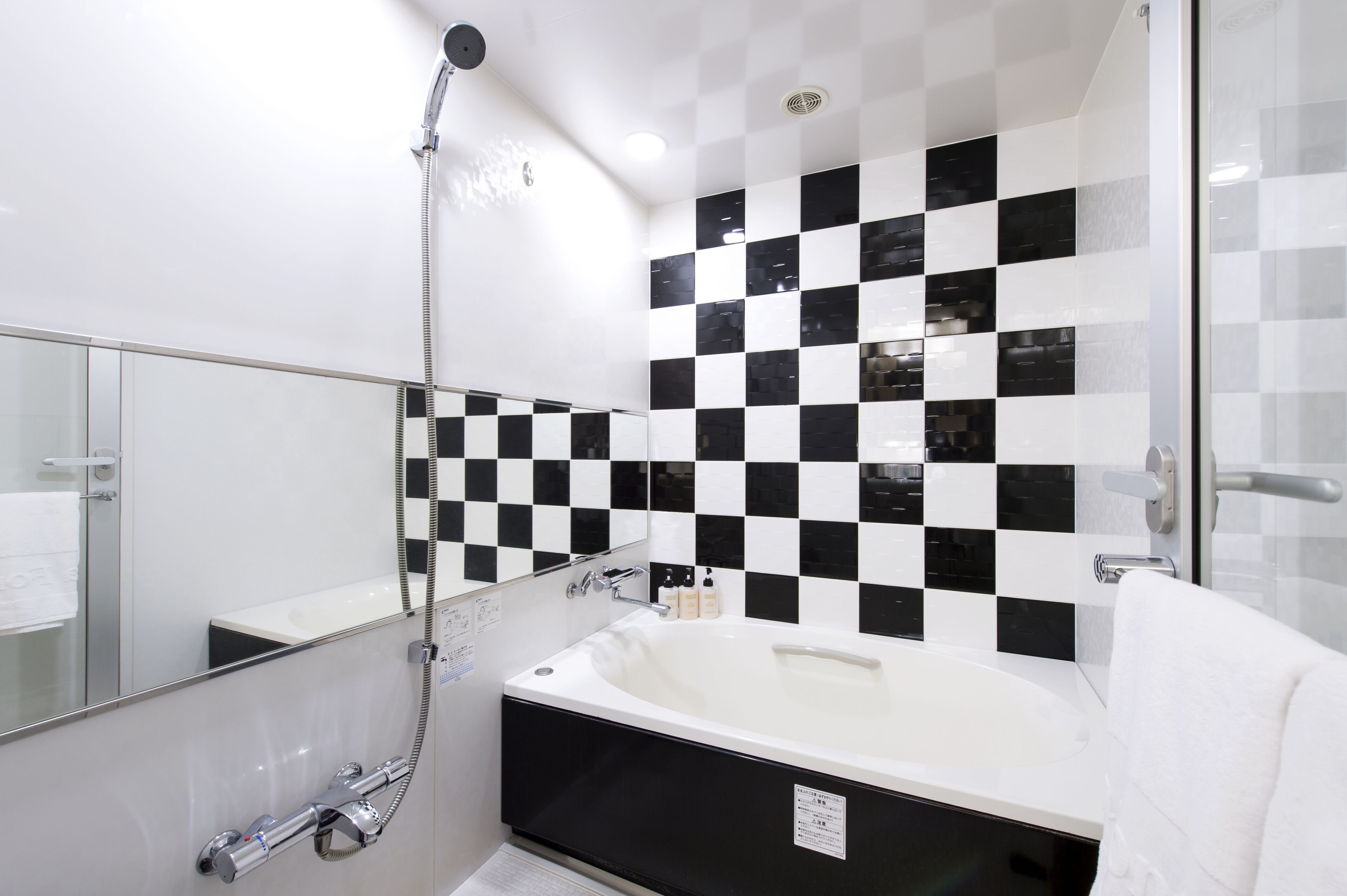 superior twin room, 2 single beds, non smoking | bathroom | combined shower/bathtub, deep-soaking bathtub, free toiletries