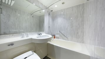 Kombinasi shower/bathtub, bathtub besar, dan perlengkapan mandi gratis