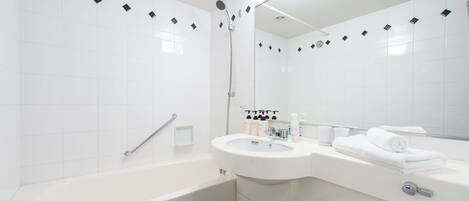 Een moderne badkamer met een bad, een wastafel en een spiegel.