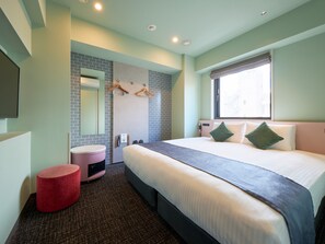 King Room (Hollywood Twin Style) - Non-Smoking | Blackout drapes, iron/ironing board, free wired internet, bed sheets