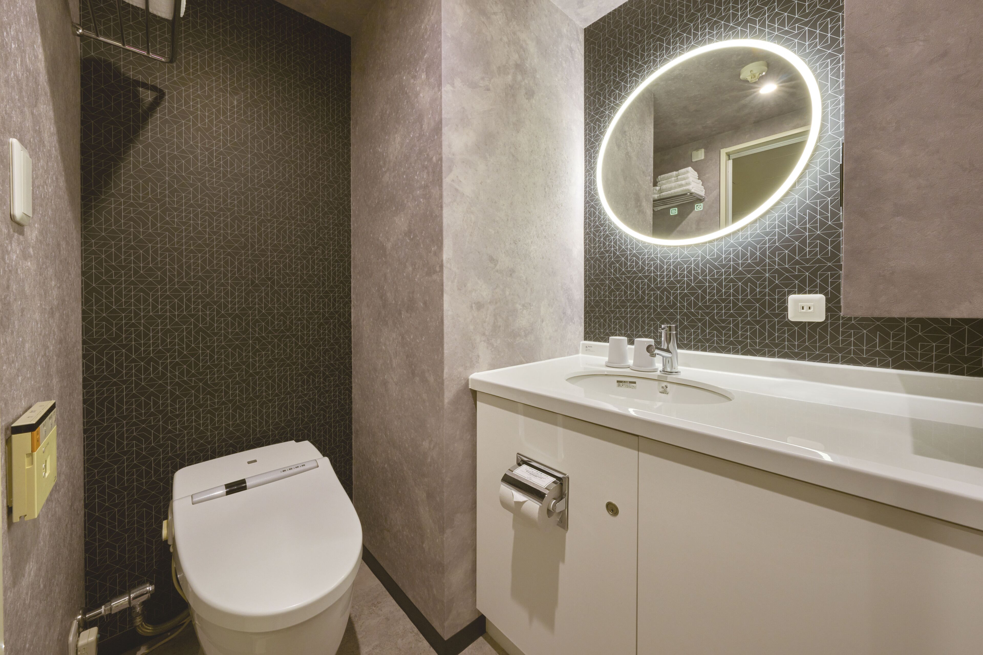 combined shower/bathtub, deep-soaking bathtub, free toiletries