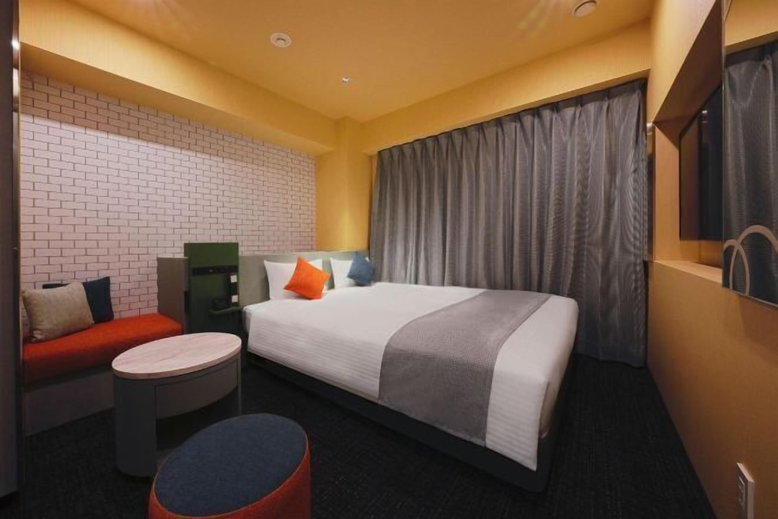 Pimennysverhot, silitysrauta/-lauta, ilmainen kiinteä internetyhteys