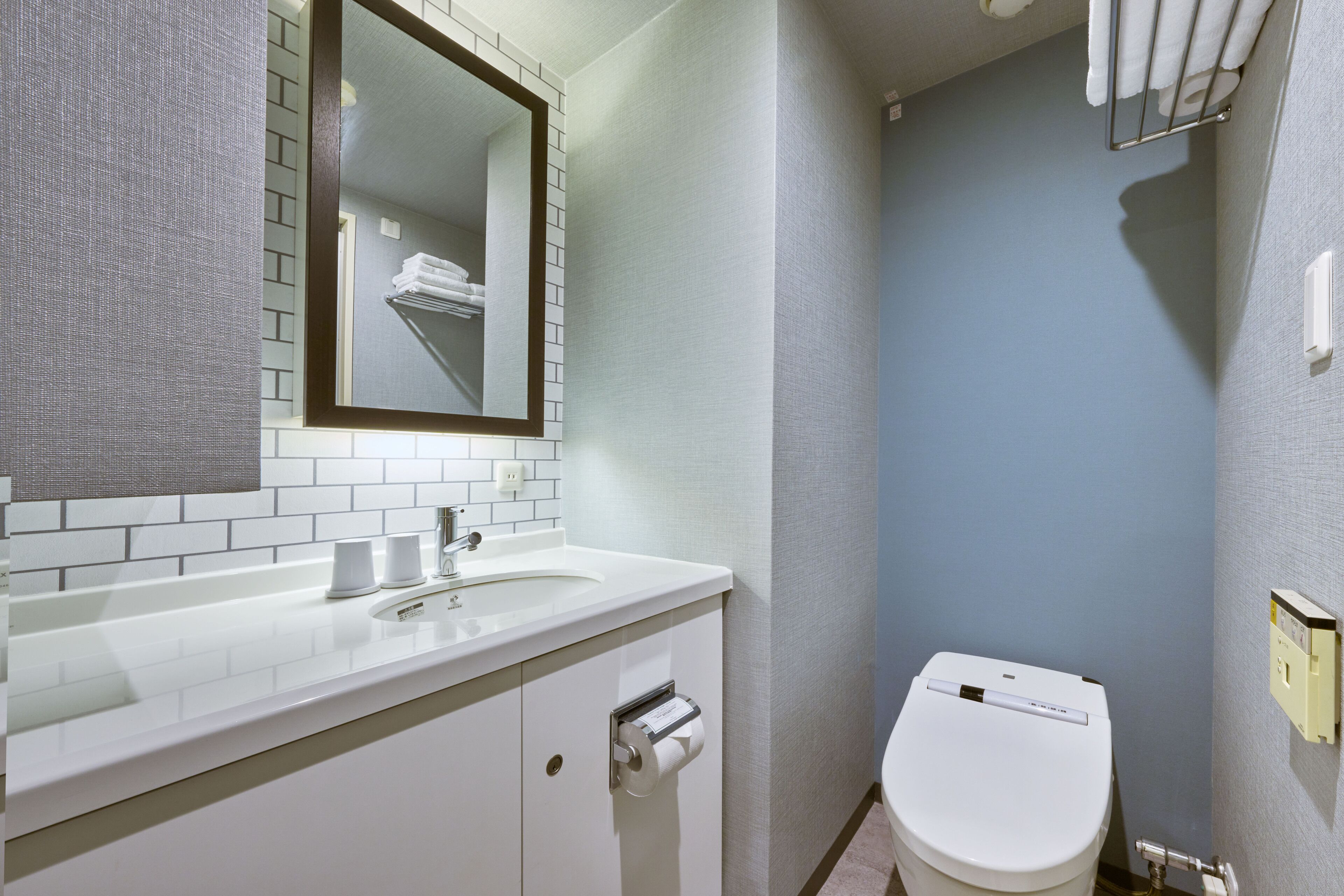 combined shower/bathtub, deep-soaking bathtub, free toiletries