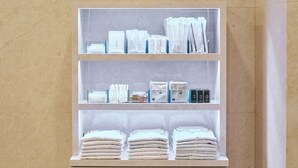 A display of toiletries and towels in a hotel setting. - Hotel Villa Fontaine Tokyo - Jimbocho (Tokyo)