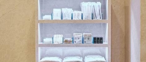 Apresentação de produtos de higiene e toalhas em um ambiente de hotel.