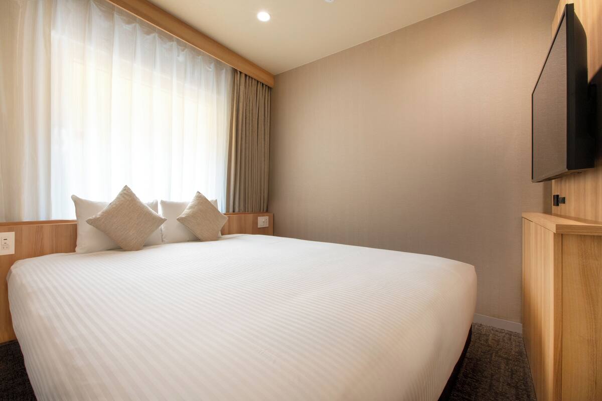 Habitación, 1 cama de matrimonio grande, no fumadores (Hollywood Room) | Caja fuerte, tabla de planchar con plancha, wifi gratis y ropa de cama