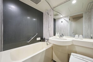 Ducha y bañera combinadas y artículos de higiene personal gratuitos