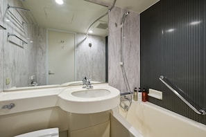 Duschwanne, kostenlose Toilettenartikel, Haartrockner