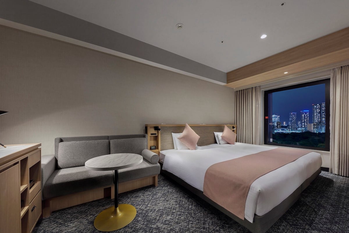 Chambre Deluxe, 1 trĂšs grand lit, non-fumeur (30sqm, High Floor) | Coffre-fort, rideaux dâobscurcissement, fer et planche Ă repasser