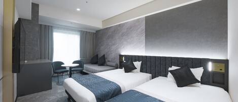 Une chambre d’hôtel moderne avec deux lits, un coin salon et un téléviseur.