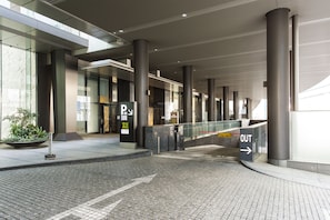 Parkir mandiri seharga JPY 2310 per malam