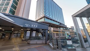A modern building with a glass facade, a covered entrance area, and signage indicating a hotel. - Hotel Villa Fontaine Grand Tokyo - Shiodome (Tokyo)