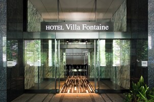 A HOTEL Villa Fontaine bejárata modern üveg homlokzattal, márványburkolatú belső térrel és barátságos fogadótérrel várja a vendégeket.
